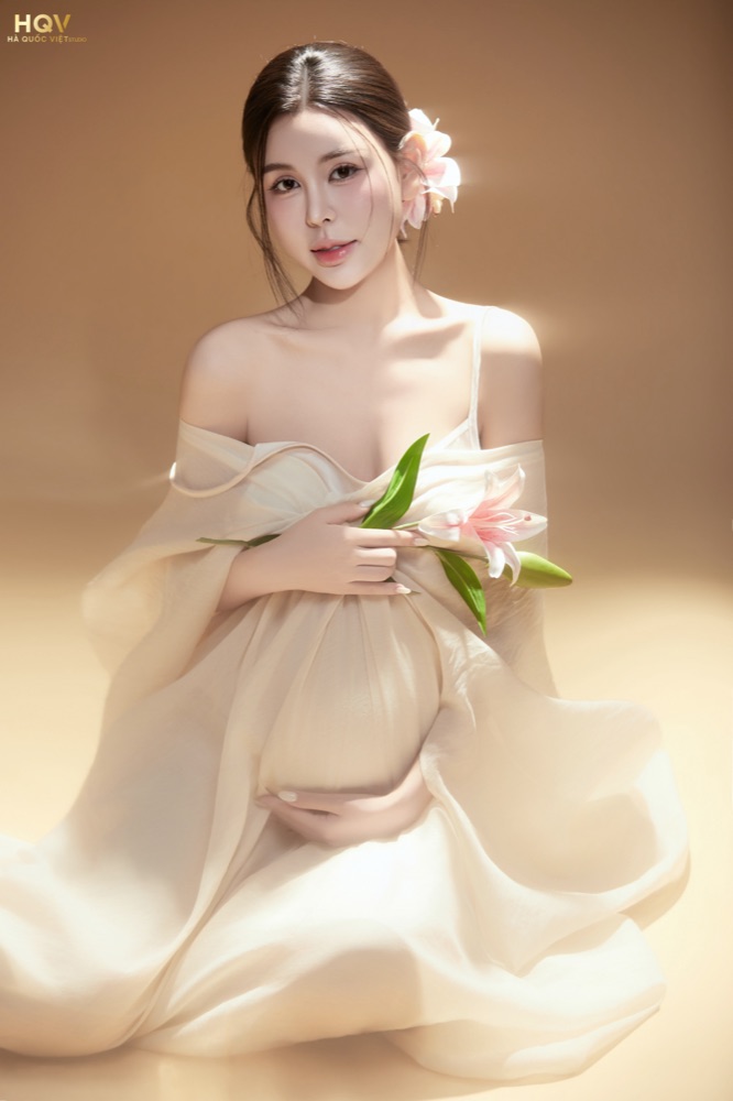 Ảnh bầu off-shoulder cầm hoa